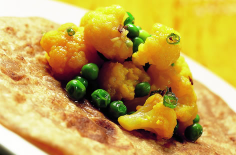 Cauliflower with green peas